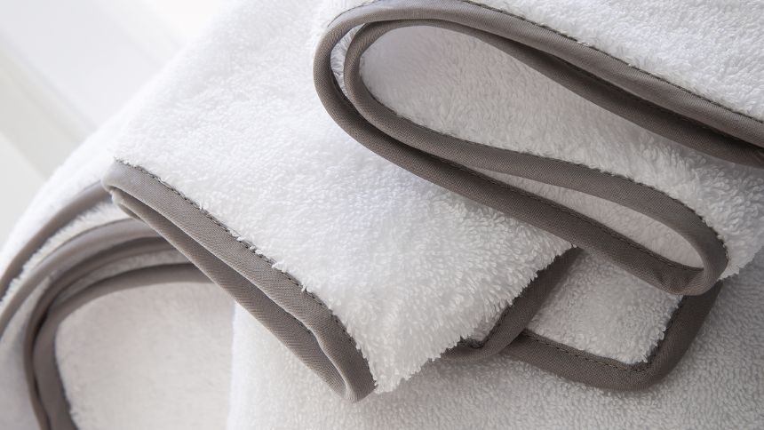 Comment assouplir les serviettes de bain (et les garder douces)